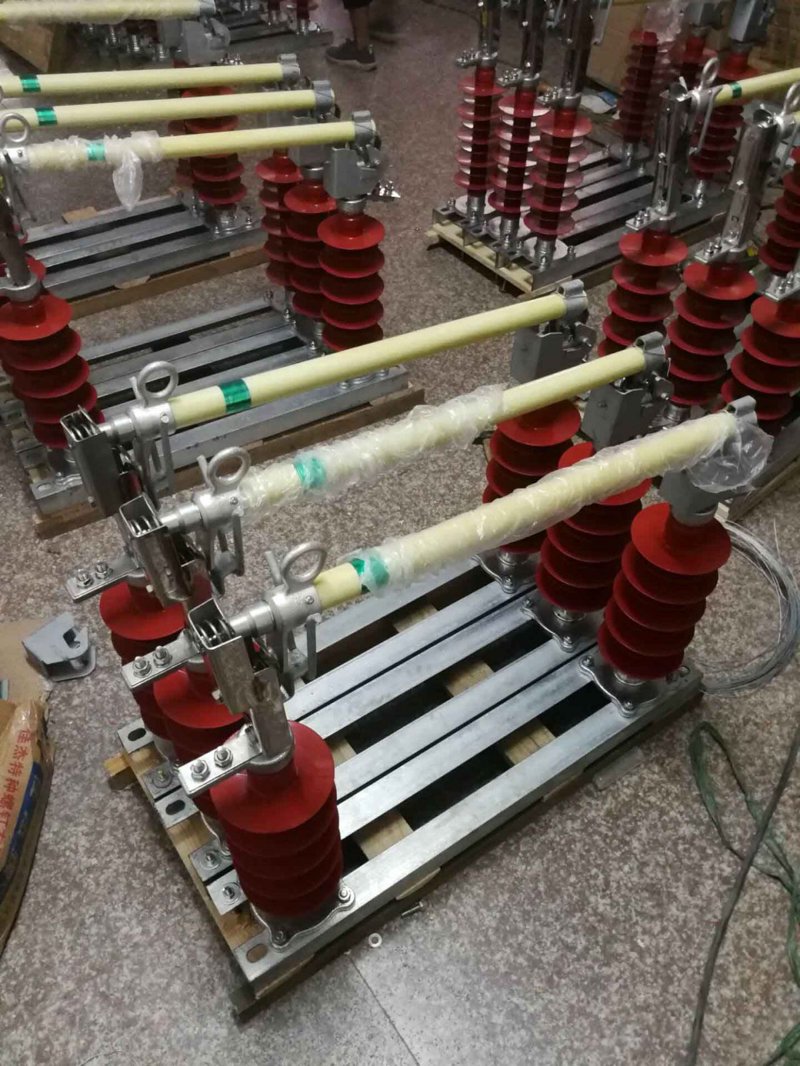 在电力系统中，真空断路器作为关键设备扮演着重要角色。它不仅能够迅速切断电路中的故障电流，还能保障人员和设备的安全。本文将从专业角度出发，用数据说话，深入分析真空断路器的特点及其应用。